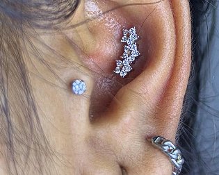 Piercing na orelha feito no Studio Lara Barreto
