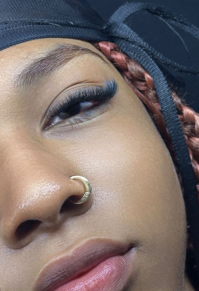 Piercing no nariz e extensão de cílios